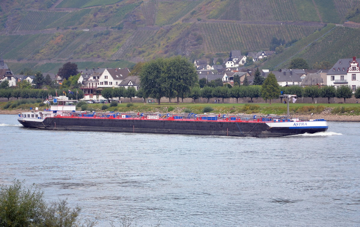 Astra Tankschiff leer auf dem Rhein bei Andernach zu bergfahrend am 03.10.16. Lnge: 110m,  Breite: 11,45m, Heimathafen Zwijndrecht.