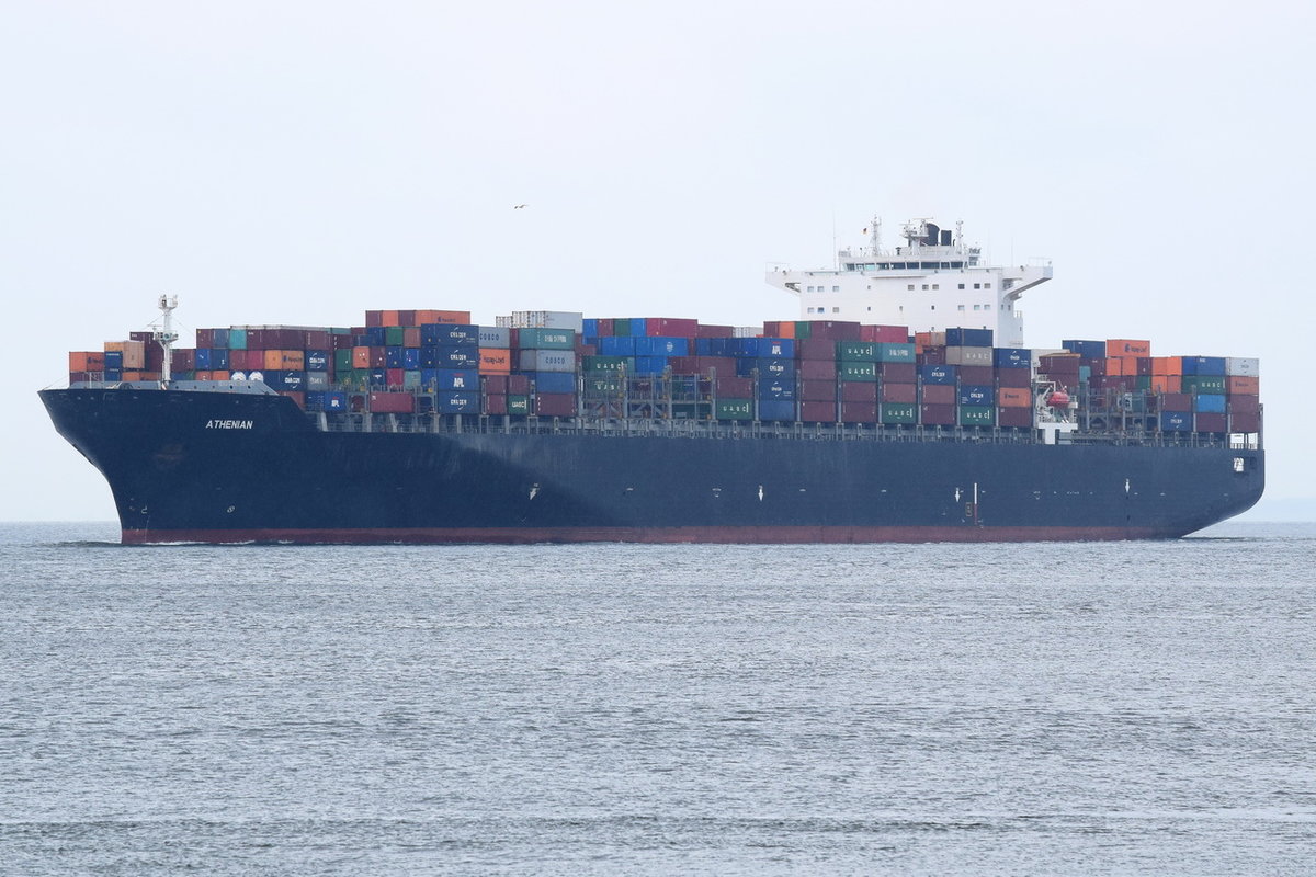 ATHENIAN , Containerschiff , IMO 9408865 , Baujahr 2011 , 349.65m × 45.6m , 9954 TEU , am 07.09.2018 bei der Alten Liebe Cuxhaven  