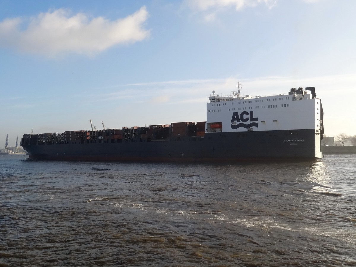 ATLANTIC CARTIER     Hafen - Hamburg   06.12.2014
RoRo / ConRo-Schiff  292 x 32m


