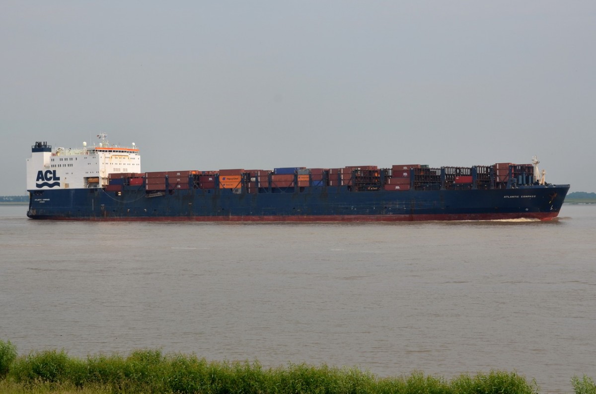 ATLANTIC KOMPASS , RO-RO-Frachtschiff ,  IMO 8214176 , Baujahr 1984 , 292 × 32 m ,Lühe 13.06.2015