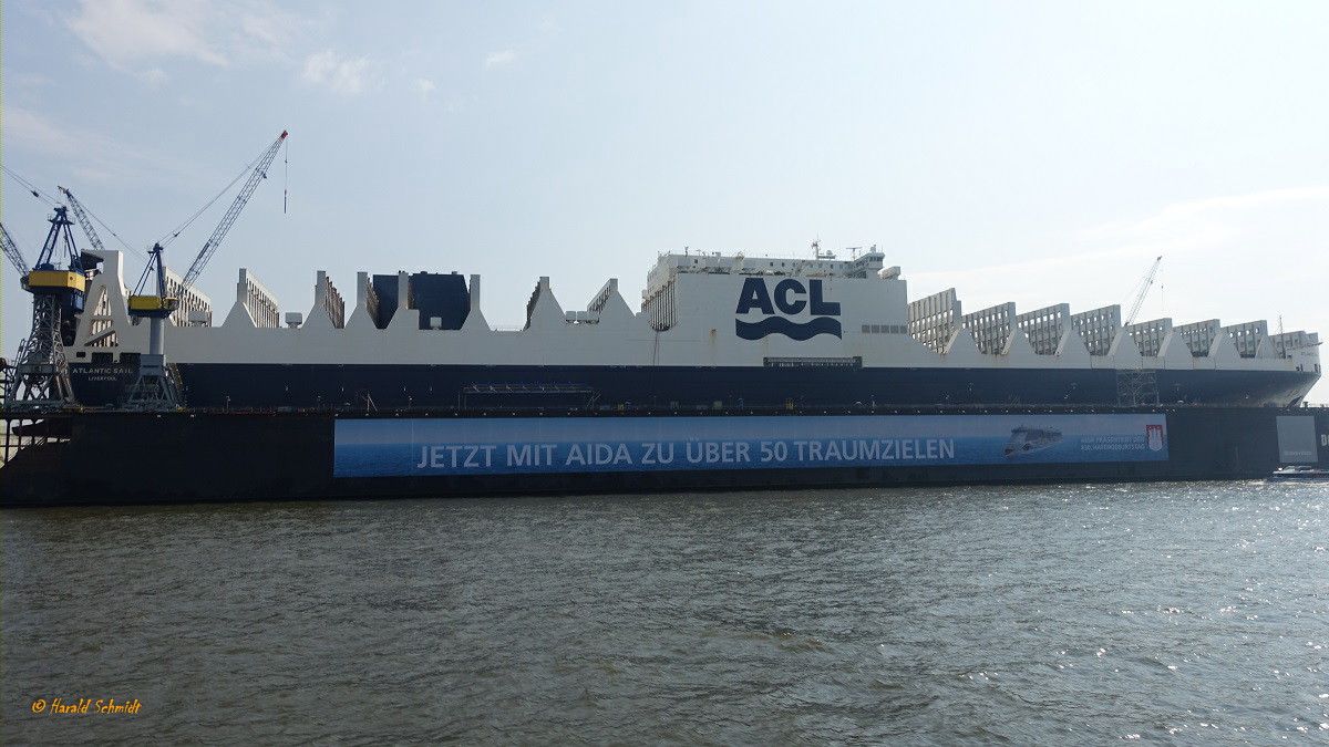 ATLANTIC SAIL (IMO 9670585) am 30.4.2019, Hamburg, Elbe, im Dock 11 von Blohm + Voss, war zu Stahlreparaturarbeiten an der Werft  /
Conro/RoRo-Schiff / BRZ 100.430 / Lüa 296 m, B 37,6 m, Tg 11,5 m / 1 Diesel, HHM-Wärtsilä 8RT-flex68D, 22.000 kW (29.912 PS), 1 Festpropeller, 7,6 m Durchmesser, 18 kn / 1.300 Fahrzeuge, TEU 3810 davon 209 Reefer,  Rampenkapazität: 420 t / gebaut 2006 in Shanghai, China / Eigner: Atlantic Container Line (ACL), Manager: Grimaldi Group, Neapel / Flagge: UK, Heimathafen: Liverpool /
