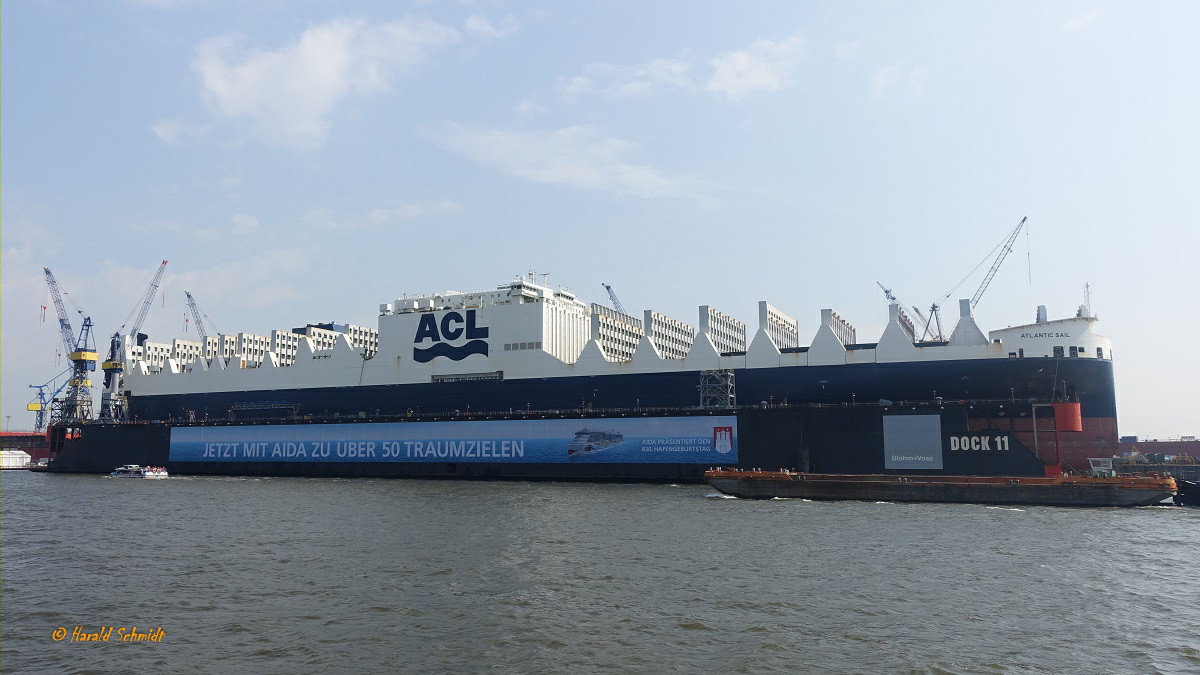 ATLANTIC SAIL (IMO 9670585) am 30.4.2019, Hamburg, Elbe, im Dock 11 von Blohm + Voss, war zu Stahlreparaturarbeiten an der Werft  /
Conro/RoRo-Schiff / BRZ 100.430 / Lüa 296 m, B 37,6 m, Tg 11,5 m / 1 Diesel, HHM-Wärtsilä 8RT-flex68D, 22.000 kW (29.912 PS), 1 Festpropeller, 7,6 m Durchmesser, 18 kn / 1.300 Fahrzeuge, TEU 3810 davon 209 Reefer,  Rampenkapazität: 420 t / gebaut 2006 in Shanghai, China / Eigner: Atlantic Container Line (ACL), Manager: Grimaldi Group, Neapel / Flagge: UK, Heimathafen: Liverpool /
