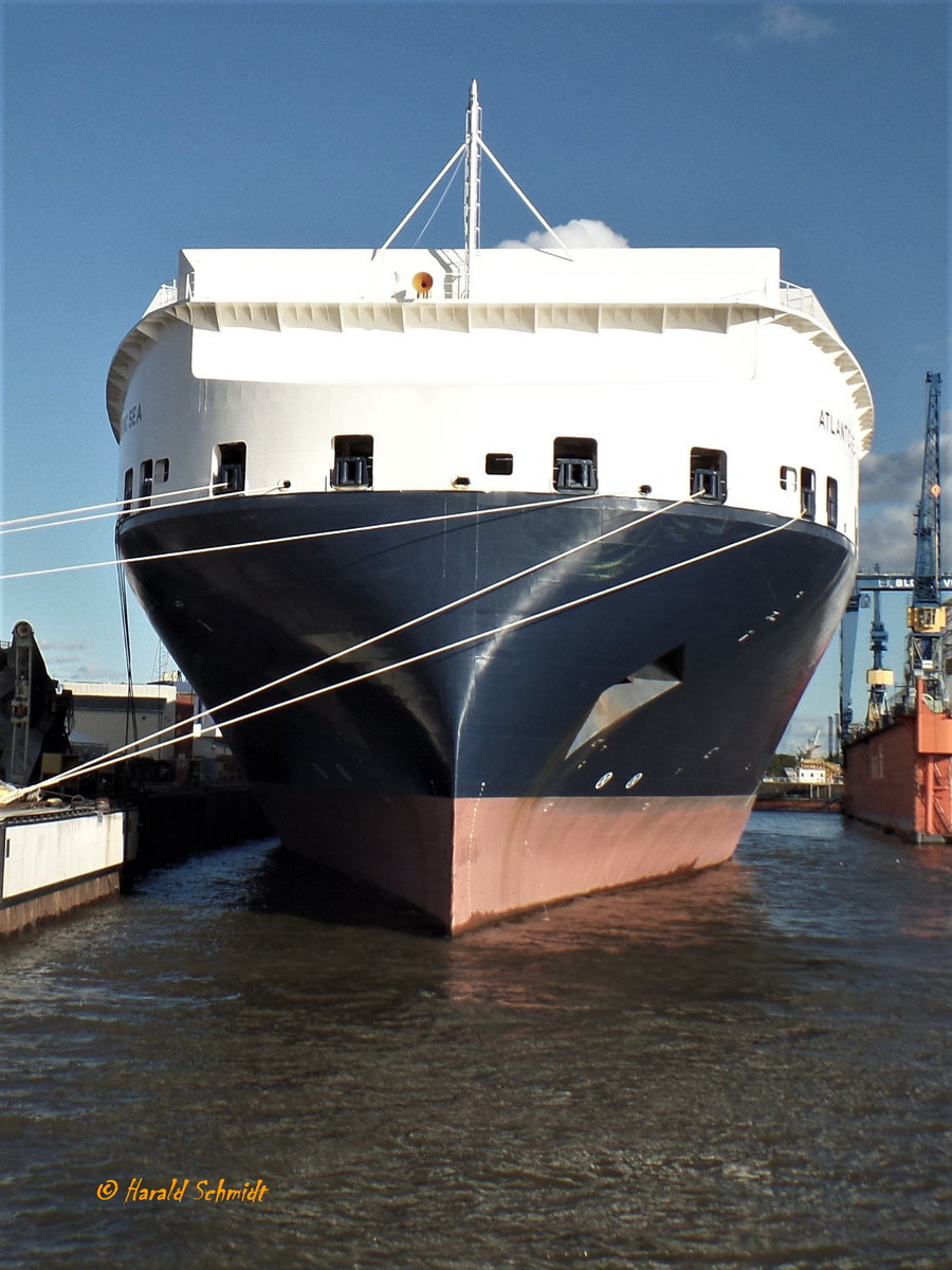 ATLANTIC SEA (IMO 9670597) am 8.10.2017, Hamburg, Elbe im Werfthafen von Blohm + Voss zu Div. Arbeiten /
ConRo-Schiff, / BRZ 100.430 / Lüa 290 m, B 37,6 m, Tg 11,5 m / 1 Diesel,2-Takt, 22.000 kW (29.912 PS), 1 Propeller, 18 kn / 3800 TEU, 1300 Kfz-Stellplätze, Heckrampe für 420 t Belastung /  Eigner: Atlantic Container Line (ACL), Flagge: UK, Heimathafen: Liverpool  / gebaut 2016 bei Hudong Zhonghua, Shanghai/, China  / Das Schiff gehört zur ACL G4-Serie bestehen aus 5 Schiffen und sind die weltweit größten Einheiten dieser Schiffsgattung /
