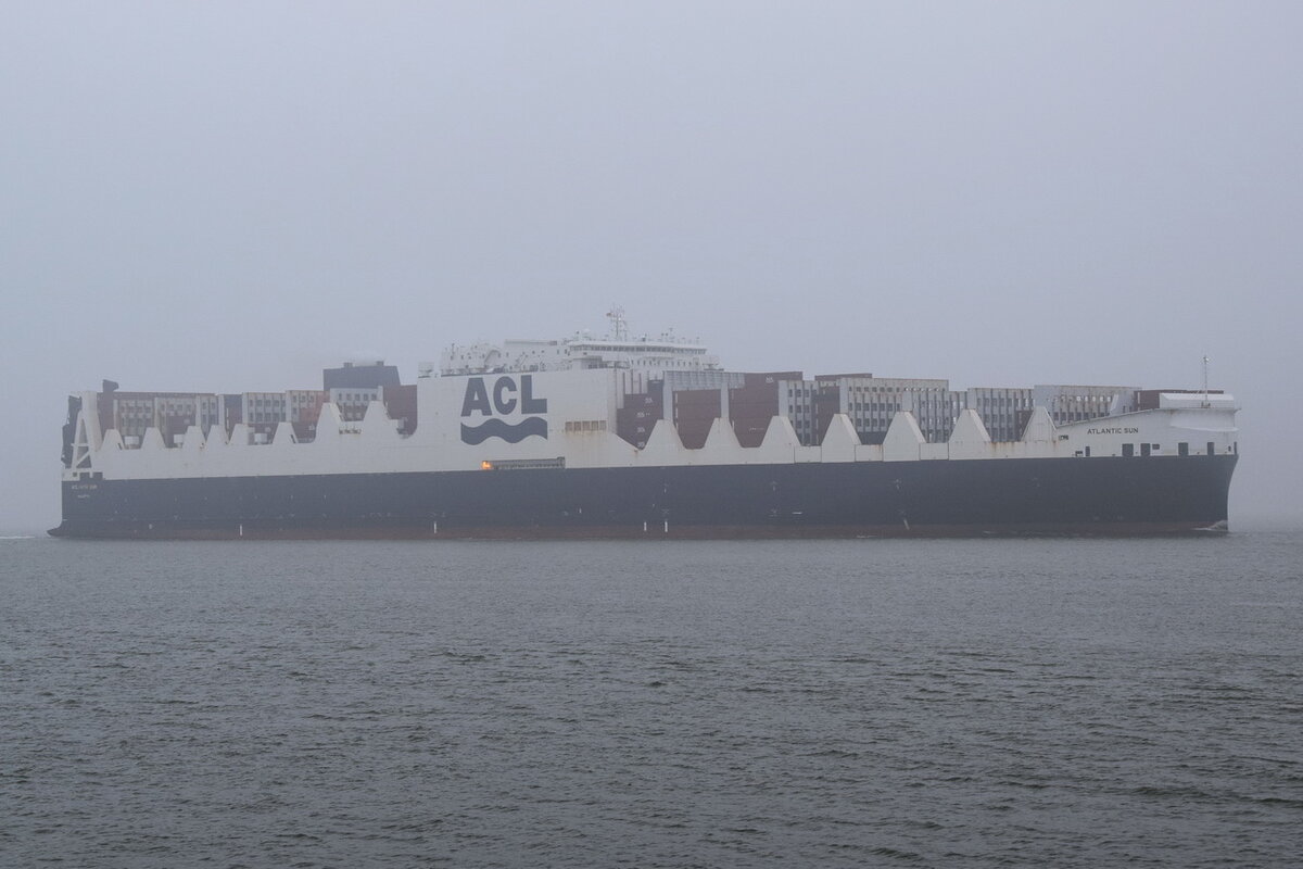 ATLANTIC SUN , Ro-Ro/Containerschiff , IMO 9670614 , Baujahr 2017 , 296 x 37.6 m , 3817  TEU , 12.11.2021 , Cuxhaven