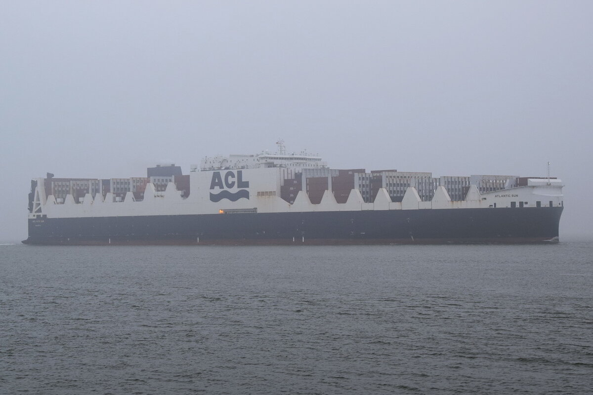 ATLANTIC SUN , Ro-Ro/Containerschiff , IMO 9670614 , Baujahr 2017 , 296 x 37.6 m , 3817  TEU , 12.11.2021 , Cuxhaven