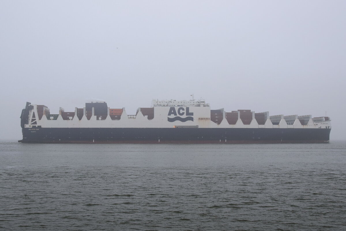 ATLANTIC SUN , Ro-Ro/Containerschiff , IMO 9670614 , Baujahr 2017 , 296 x 37.6 m , 3817 TEU , 12.11.2021 , Cuxhaven