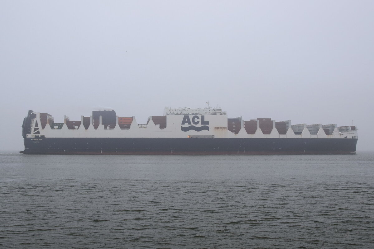 ATLANTIC SUN , Ro-Ro/Containerschiff , IMO 9670614 , Baujahr 2017 , 296 x 37.6 m , 3817 TEU , 12.11.2021 , Cuxhaven