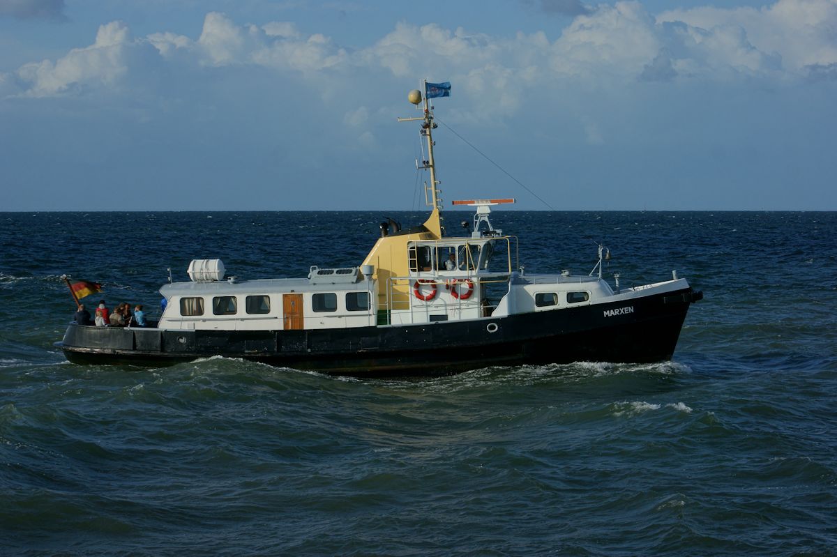 Auch das Lotsenversetzboot Marxen war zur 26. Hanse Sail zu Gast. Hier nähert sich das Boot am 10.08.2016 der Warnowmündung. 1957 gabaut, versah das Boot bis 1997 seinen Dienst auf der Hamburger Elbe und wird seitdem von einem Privatmann betriebsfähig erhalten.