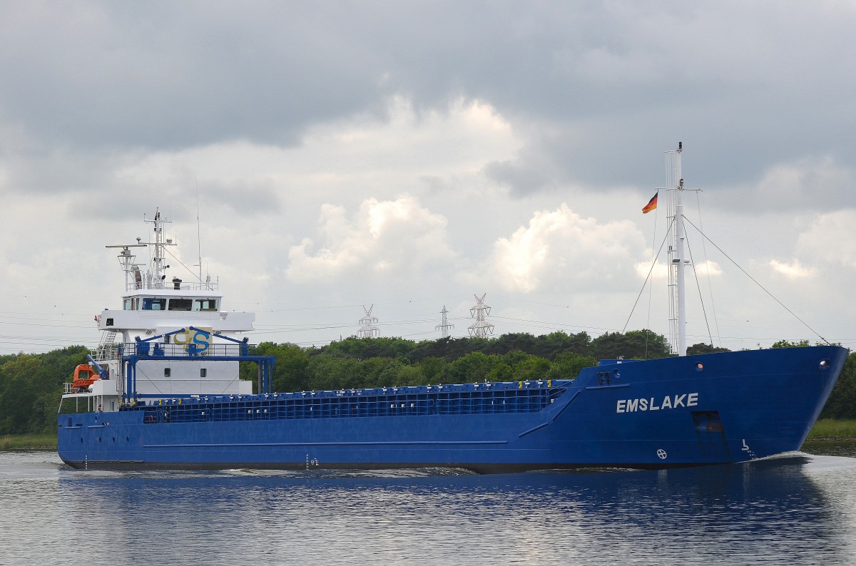 Auch mal wieder im Nord-Ostsee-Kanal erwischt die Emslake IMO-Nummer:9552032 Flagge:Antigua und Barbuda Länge:99.0m Breite:14.0m Baujahr:2011 Bauwerft:Western Marine Services,Chittagong Bangladesch hier am 01.06.14 bei Rade in Richtung Kiel fahrend.