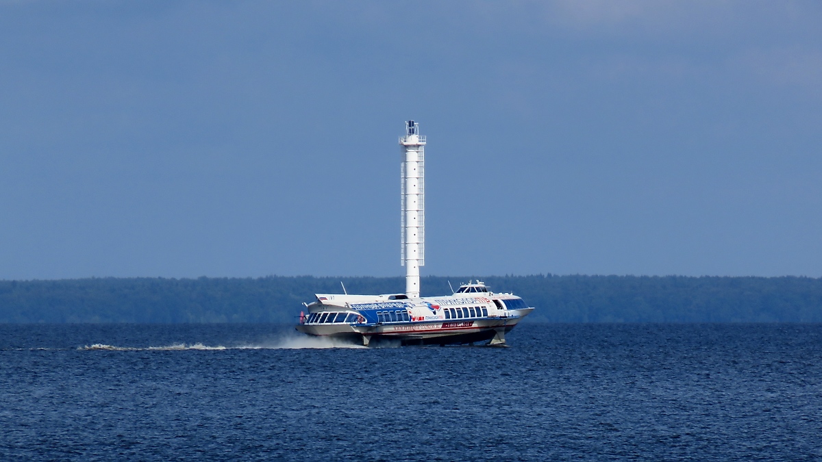 Auch Schnellboot 197 schmückt sich für einen Moment mit einem Mast, als es Peterhof verlässt, 20.8.17 