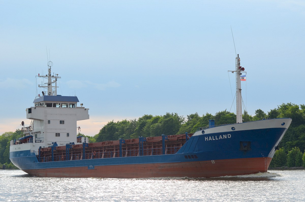 Auch schon mal erwischt die Halland IMO-Nummer:8518558 Flagge:Deutschland Länge:82.0m Breite:13.0m Baujahr:1986 Bauwerft:Cassens Werft,Emden Deutschland hier am 18.05.14 im Nord-Ostsee-Kanal bei Fischerhütte