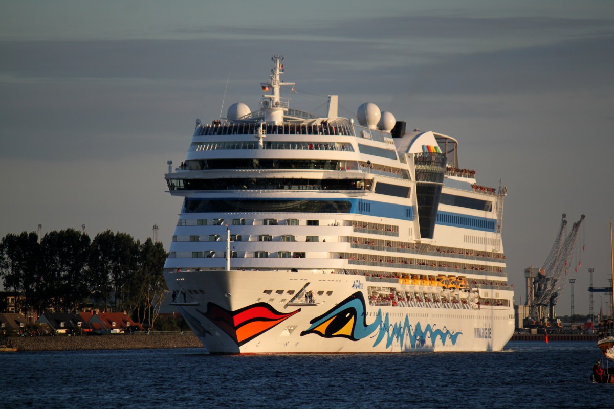 Auf Aidasehen hie es am 28.09.2013 als die Aidamar am Abend den Hafen von Warnemnde verlassen hat Ziel der Reise ist Palma de Mallorca: