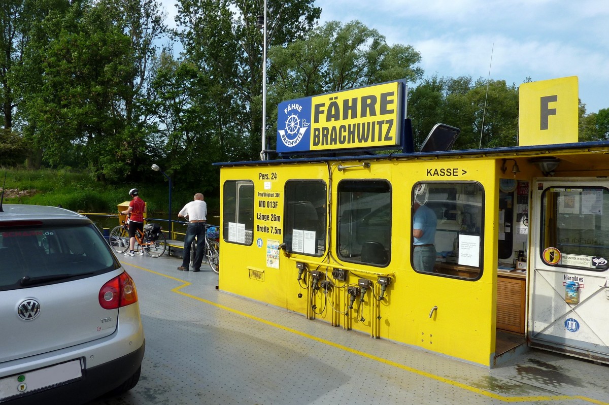 auf der Auto-und Personenfhre ber die Saale bei Brachwitz, Mai 2012