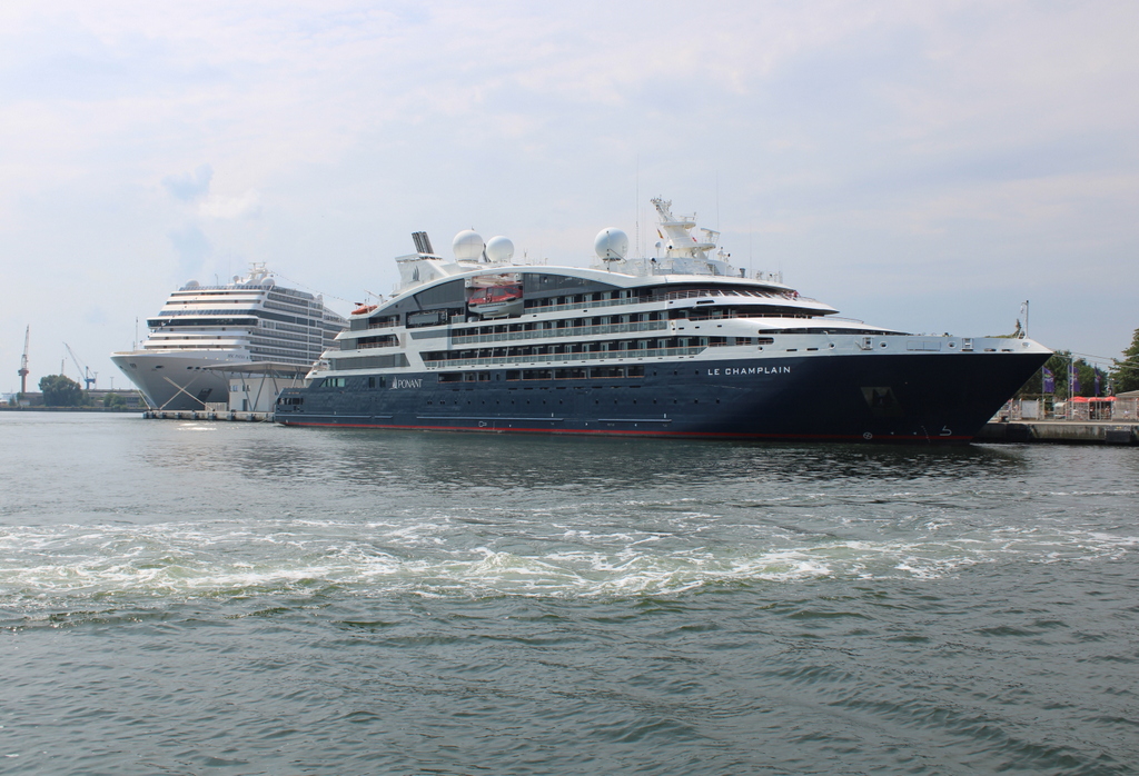 Auf der Autofähre ging das Fotoshooting mit Le Champlain und MSC Poesia in Warnemünde weiter.26.06.2022