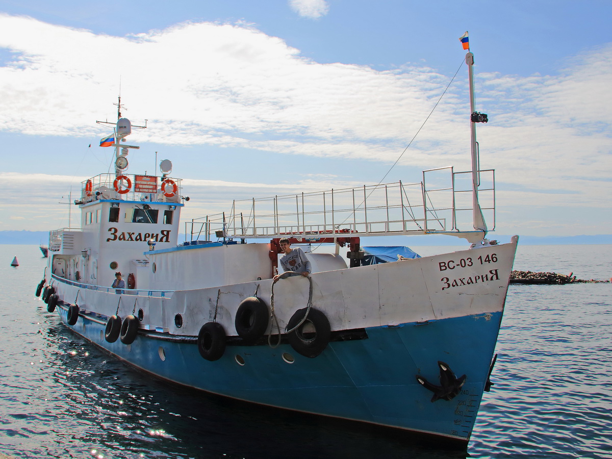 Auf dem Baikalsee liegt ein Fahrgastschiff mit dem Anfangsbustaben S im Namen am 16. September 2017.