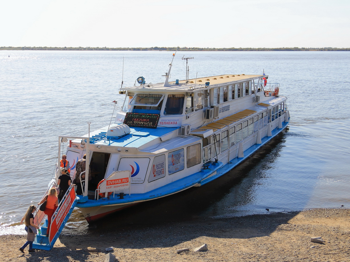 Auf dem Fluss Amur in Chabarowsk liegt am 22. September 2017 das unbekannte  Fahrgastschiff mit dem vermutlichen Anfangsbuchstaben T.
