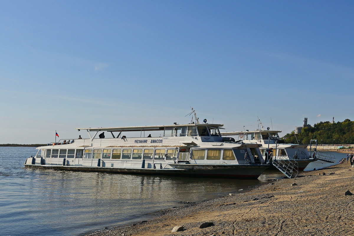 Auf dem Fluss Amur in Chabarowsk liegt am 22. September 2017  das unbekannte Fahrgastschiff mit dem vermutlichen Anfangsbuchstaben M.