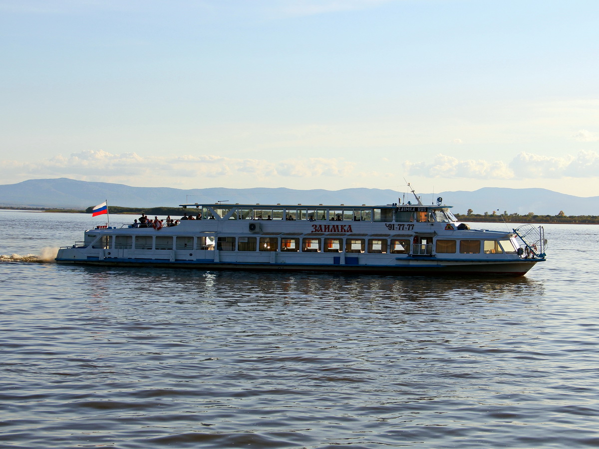 Auf dem Fluss Amur in Chabarowsk fährtam 22. September 2017 das Fahrgastschiff Zaimka