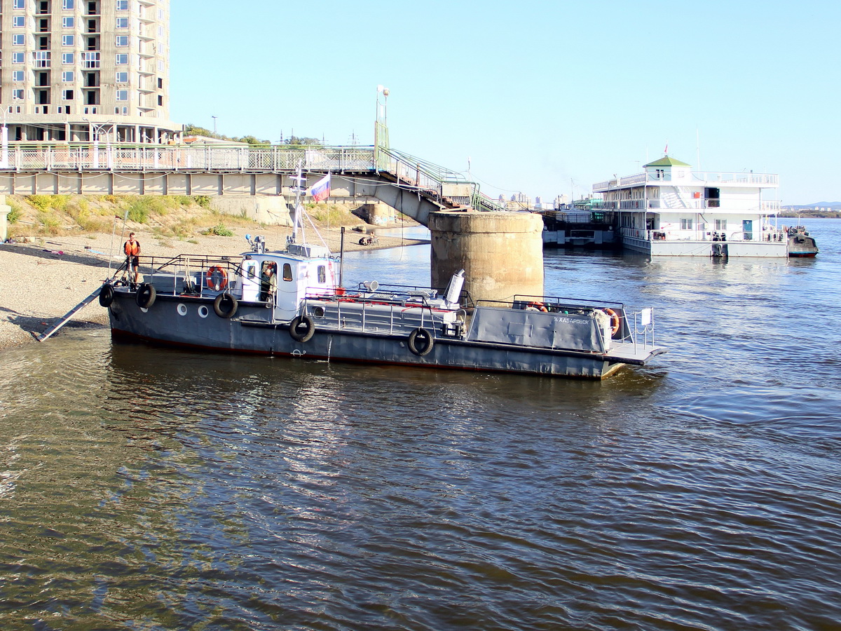 Auf dem Fluss Amur in Chabarowsk liegt am 22. September 2017 das unbekannte Gütermotorschiff. 