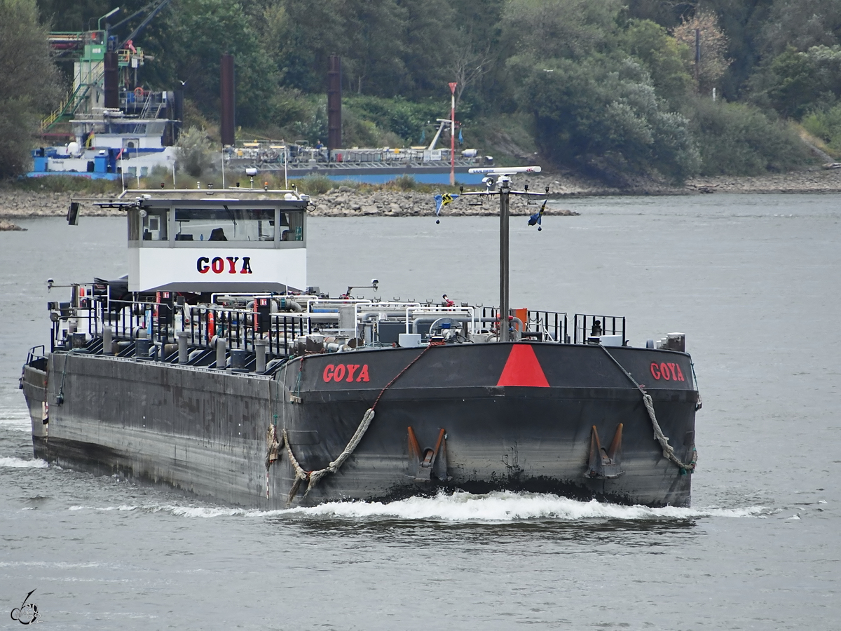 Auf dem Rhein bei Duisburg ist das Tankmotorschiff GOYA (ENI: 02324166) unterwegs. (August 2022)