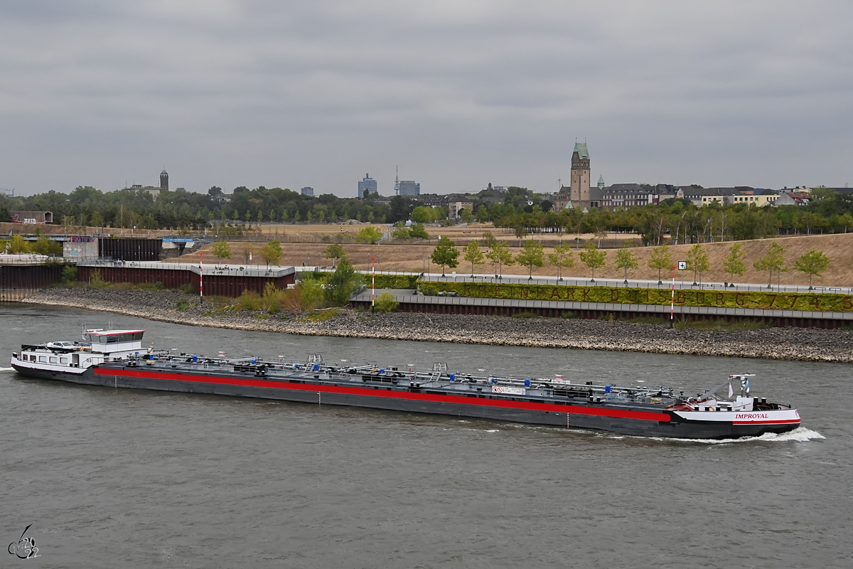 Auf dem Rhein bei Duisburg war Ende August 2022 das Tankmotorschiff IMPROVAL (ENI: 02325934) unterwegs.