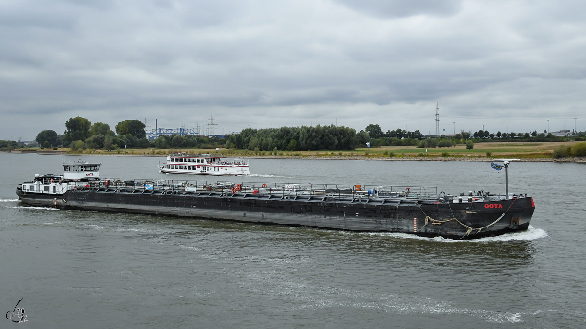 Auf dem Rhein bei Duisburg war das Tankmotorschiff GOYA (ENI: 02324166) unterwegs. (August 2022)