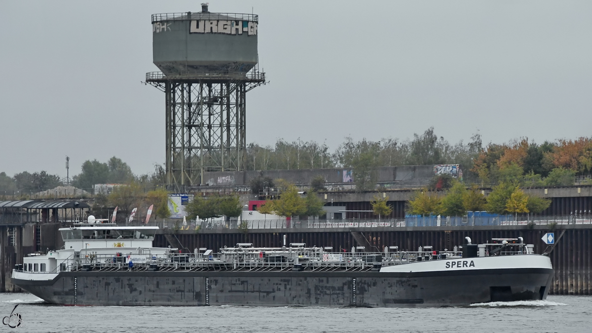 Auf dem Rhein bei Duisburg war das Tankmotorschiff SPERA (ENI: 02338232) unterwegs. (August 2022)