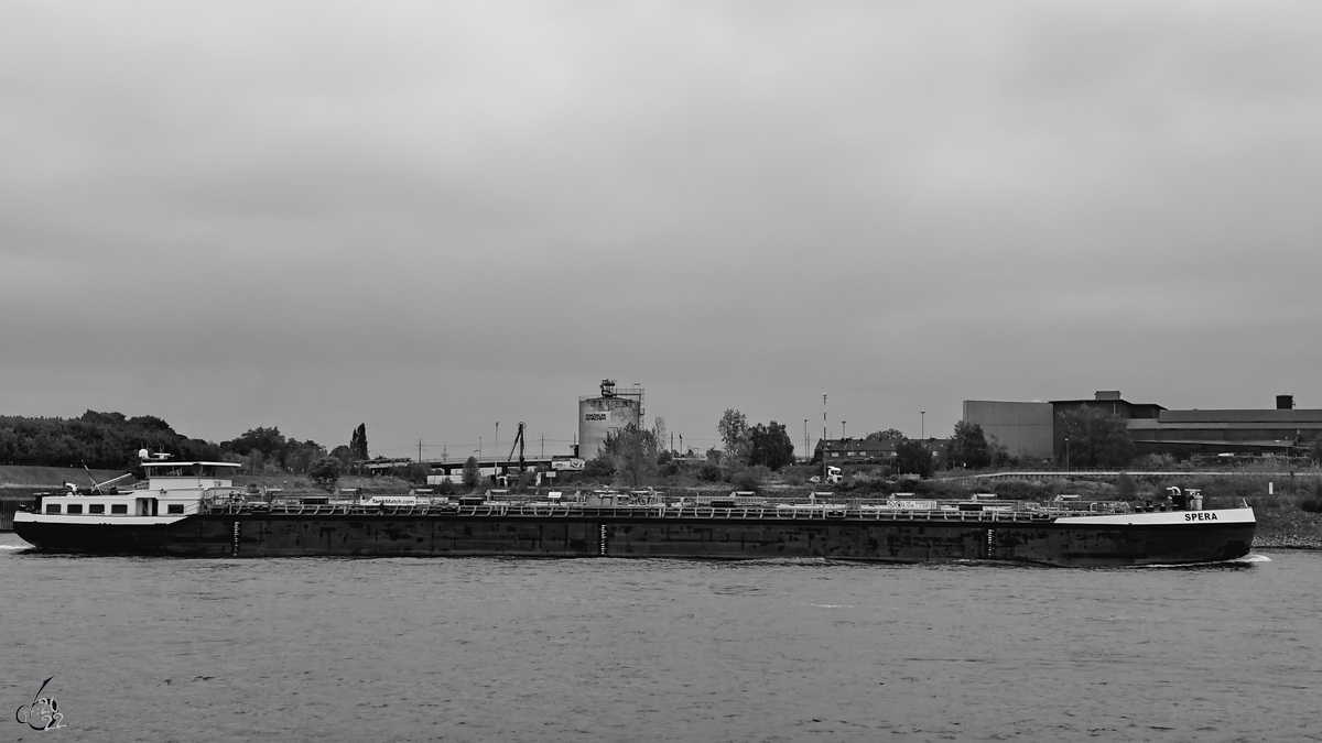 Auf dem Rhein bei Duisburg war im August 2022 das Tankmotorschiff SPERA (ENI: 02338232) unterwegs.