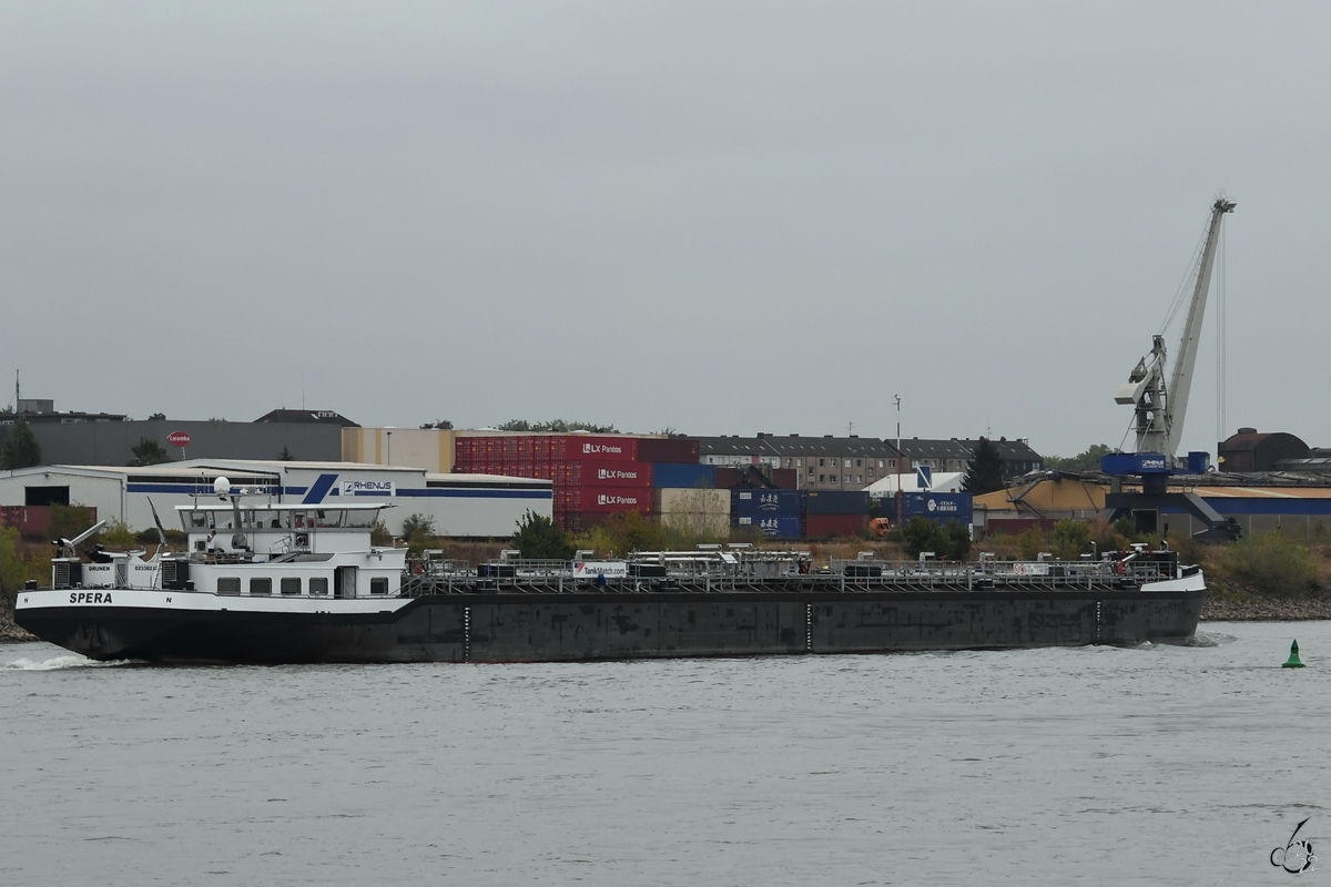 Auf dem Rhein bei Duisburg war im August 2022 das Tankmotorschiff SPERA (ENI: 02338232) unterwegs.