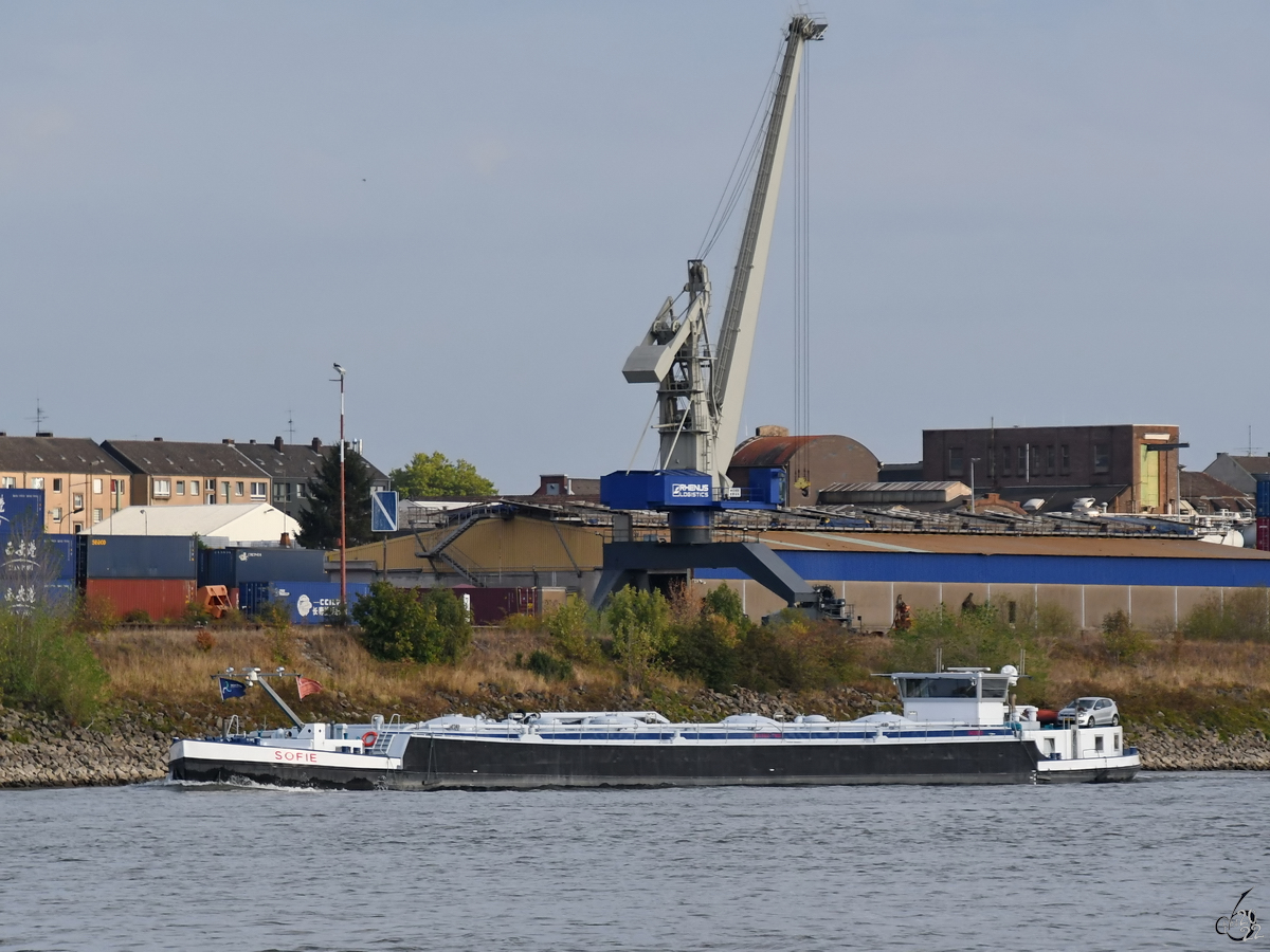 Auf dem Rhein bei Duisburg war Ende August 2022 der Pulvertanker SOFIE (ENI: 04008250) unterwegs.