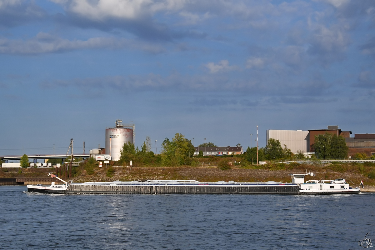 Auf dem Rhein bei Duisburg war Ende August 2022 der Pulvertanker SOFIE (ENI: 04008250) unterwegs.