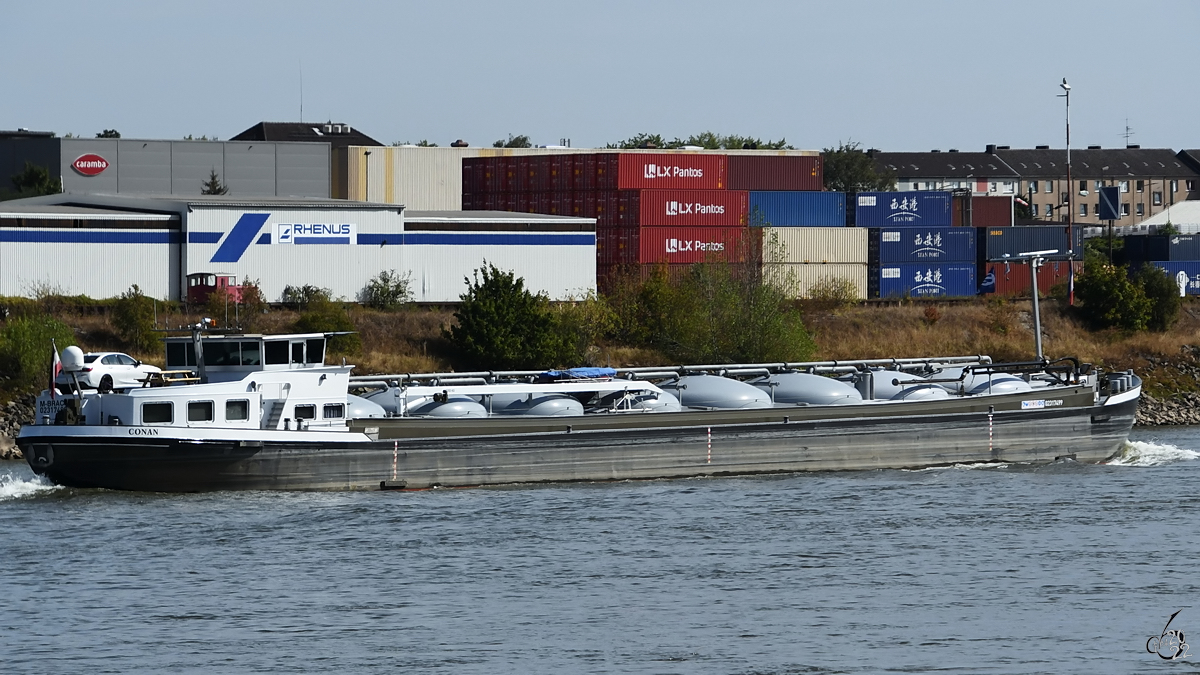 Auf dem Rhein bei Duisburg war Ende August 2022 der Pulvertanker CONAN (ENI: 02317499) unterwegs.