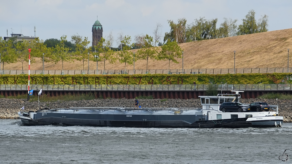 Auf dem Rhein bei Duisburg war Ende August 2022 der Pulvertanker FENNA (ENI: 03021324) unterwegs.