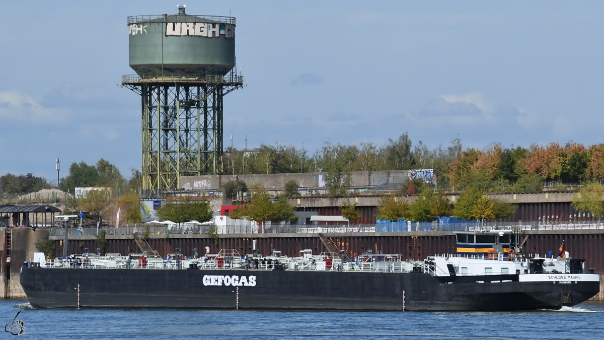 Auf dem Rhein war bei Duisburg das Tankmotorschiff SCHLOSS MAINAU (ENI: 4802690) unterwegs. (August 2022)