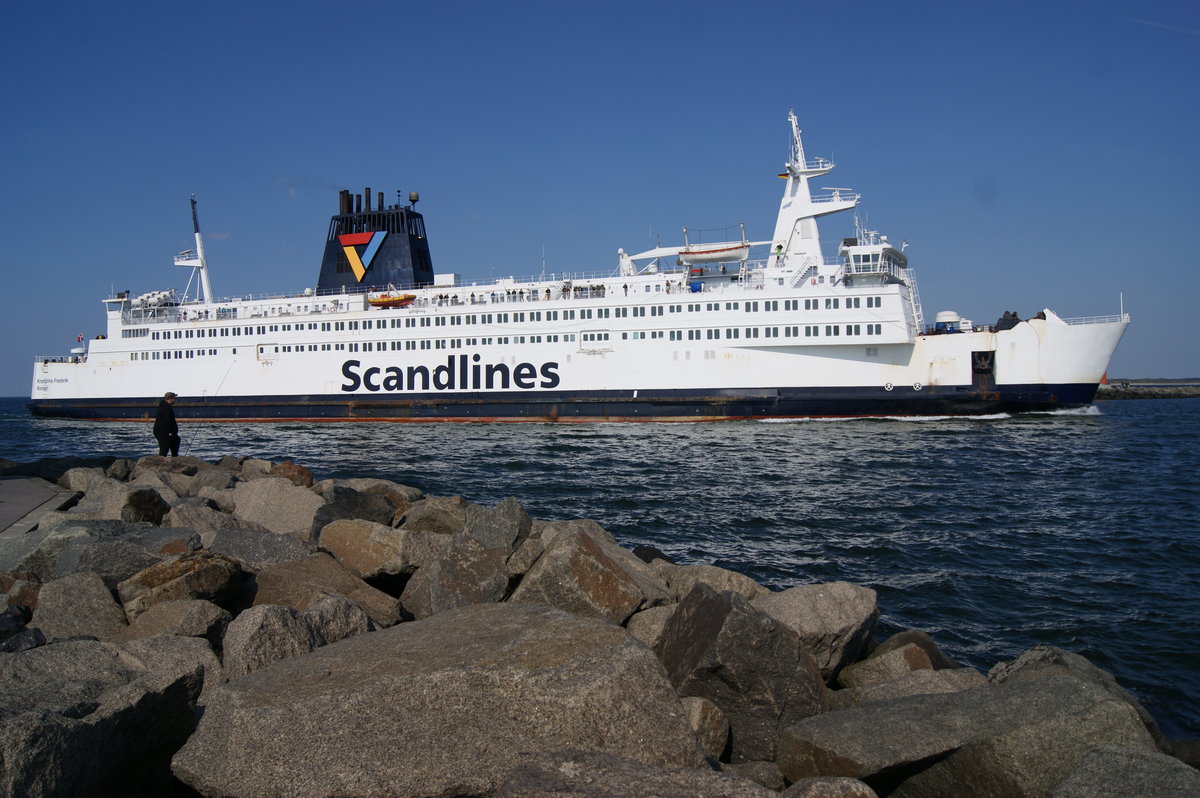 Auf dem Weg von Gedser nach Rostock passiert die Scandlines-Fähre Kronprins Frederik die Warnowmündung in Rostock-Warnemünde und wird dabei von einem Angler beobachtet. Im Spätsommer soll das Schiff durch die Copenhagen ersetzt werden.