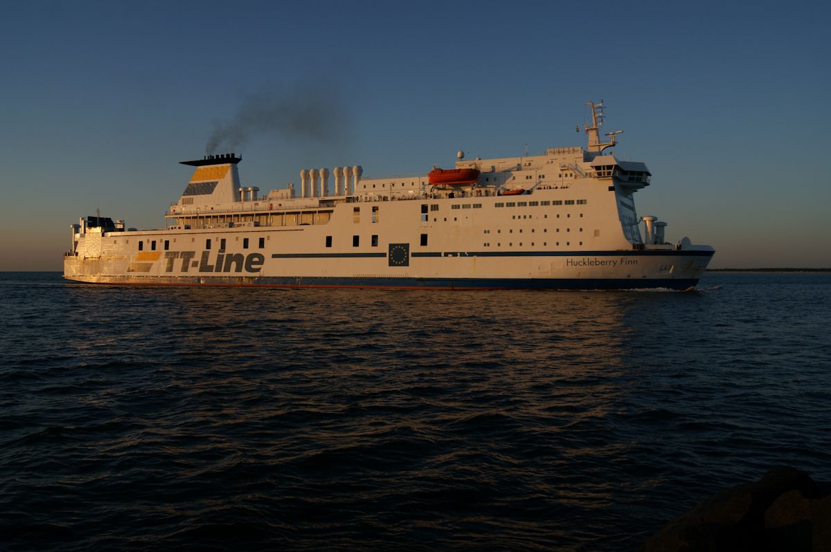 Auf dem Weg von Trelleborg nach Rostock erreicht die Fähre Huckleberry Finn im letzten Tageslicht die Warnowmündung in Warnemünde (29.05.2014),