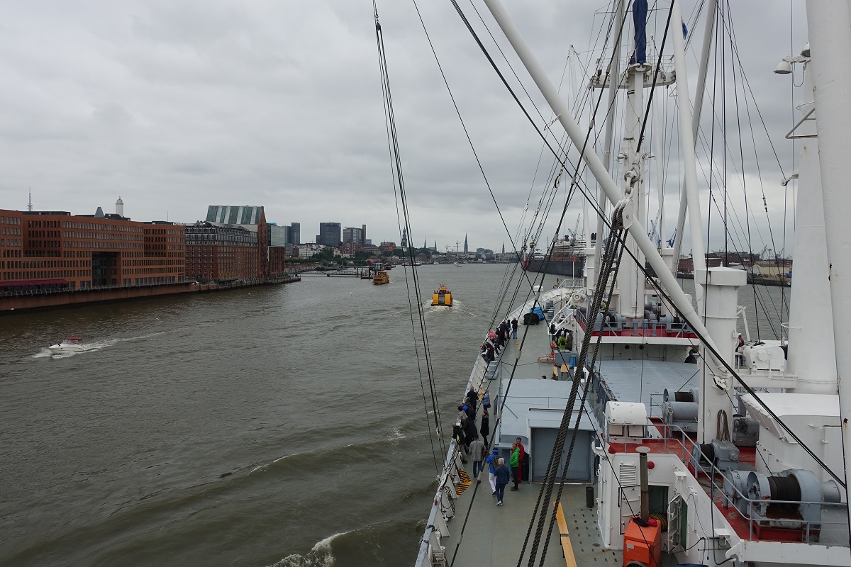 auf der Elbe am 14.7.2019: zurück von großer Fahrt, einlaufend in Hamburg mit dem Blick auf Altona, St. Pauli, Hafencity und Steinwerder mit der Werft Blohm + Voss, Foto von Bord der CAP SAN DIEGO /