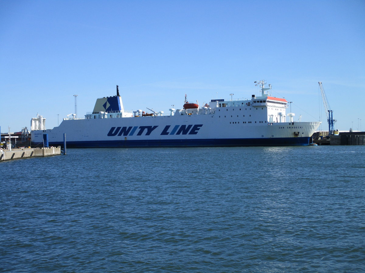 Auf der Fährverbindung Ystad-Swinoujscie kommt die  JAN SNIADECKI  zum Einsatz.Am Kai in Ystad lag die Fähre am 18.September 2020.