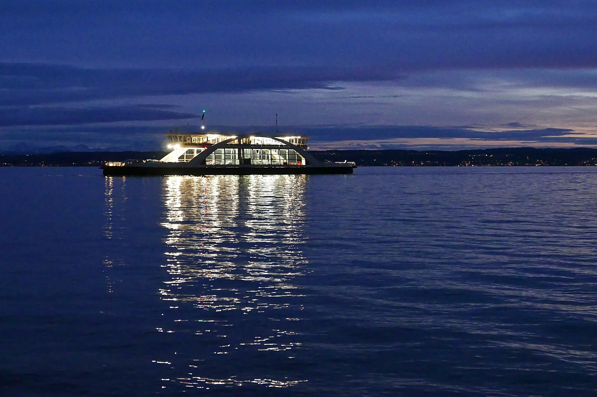 Auf der Fahrt von Konstanz nach Meersburg hat das 2010 in Dienst gestellte Fährschiff 'LODI' am 19.03.2017 gleich den Zielhafen erreicht.