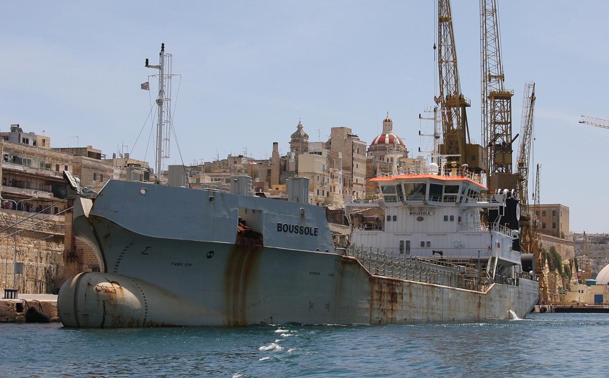 Auf Malta lag im Hafen Valletta am 13.5.2014 das Service Schiff (Bagger) BOUSSOULE.
Das Schiff ist 100 m lang und 20 m breit. Es fährt unter der Flagge von Luxembourg.