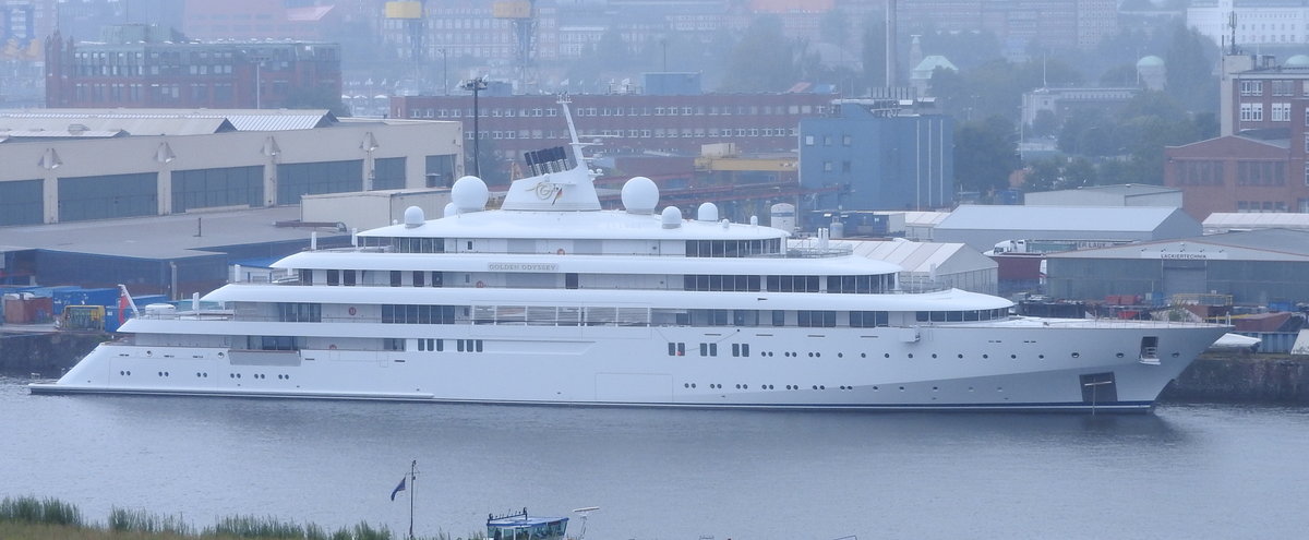 Auf Platz siebzehn der längsten Yachten der Welt, mit 123 Meter die  Golden Odyssey  Besitzer ist Prince Khalad bin Sultan bin Abdul Aziz . Hier aufgenommen am 22.07.2017 beim Auslaufen auf der AIDAprima in Hamburg Steinwerder