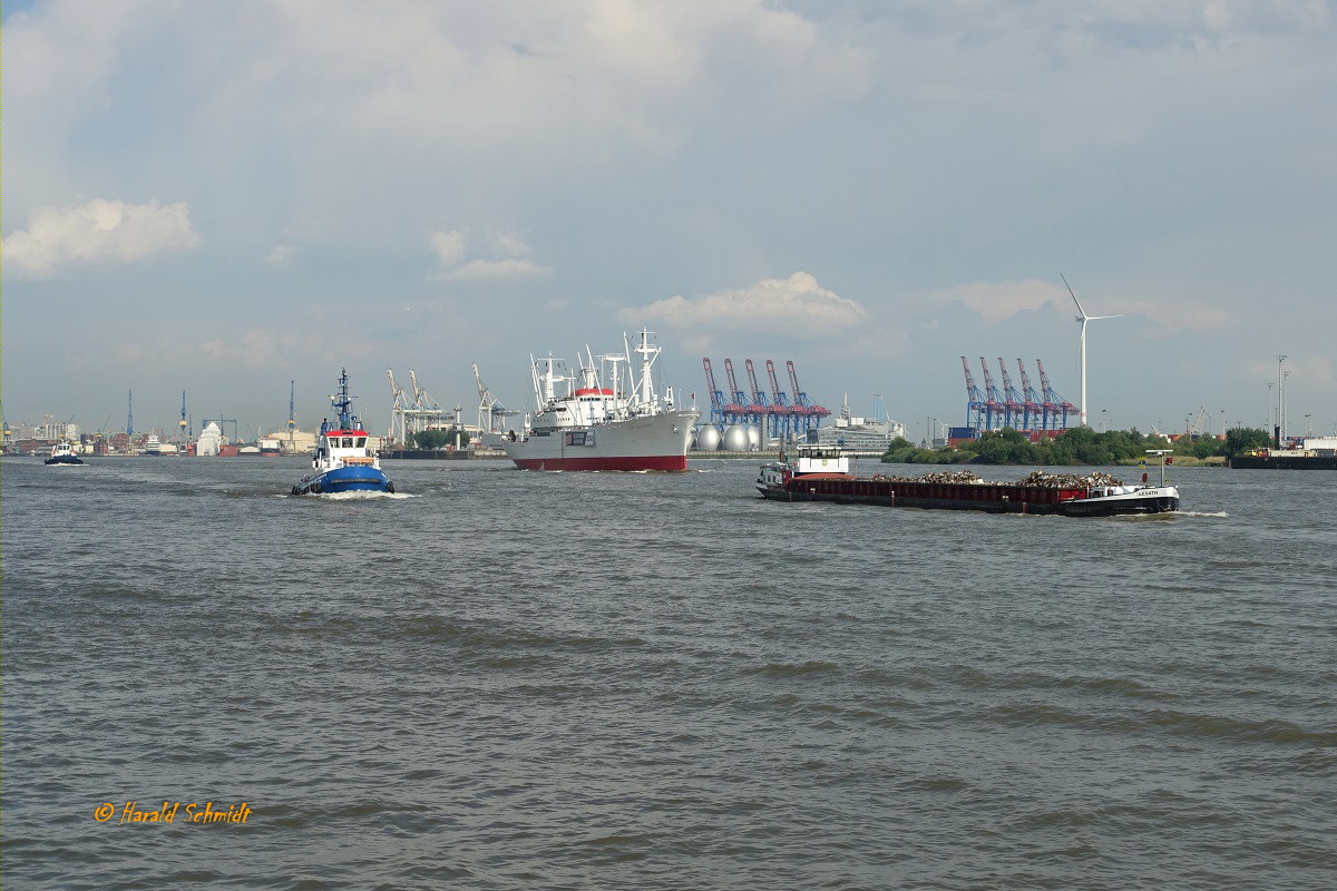 Auf der Unterelbe am  17.6.2023: FAIRPLAY 57 (IMO 9036246), CAP SAN DIEGO (IMO 5060794) und ein GMS mit Schrott beladen elbabwärts fahrend, Hamburg, Elbe Höhe Neumühlen /
Ex-Namen: Sangria (1986), San Diego (1982), Cap San Diego (1962) / Stiftung Hamburger Admiralität, Hamburg / 

Stückgutfrachter (Museumsschiff)  /  gebaut 1962 bei Deutsche Werft Hamburg,  Nr. 785 / BRZ 9.998 / Lüa. 159,4m, B 21,4m, Tg. 8,4m / 1 MAN 9-Zyl. 2-Takt Diesel, 8.569 kW (11.643 PS), 19 kn /  12 Pass. /
