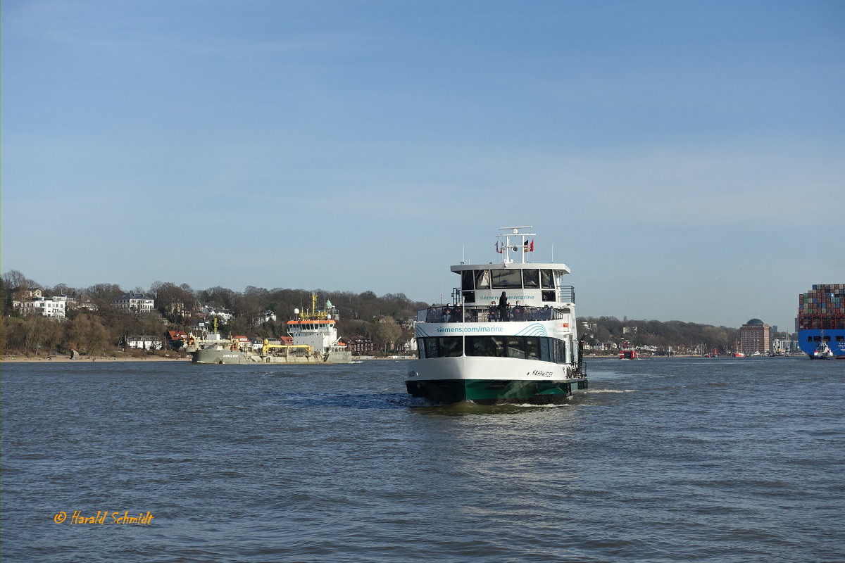 auf der Unterelbe Höhe Bubendeyufer/Waltershof am 22.2.2021: die HADAG-Fähre KEHRWIEDER (ENI 04813370), der Saugbagger SHOALWAY  (IMO 9556337) und auf der gegenüberliegenden Stromseite Övelgönne und Neumühlen /