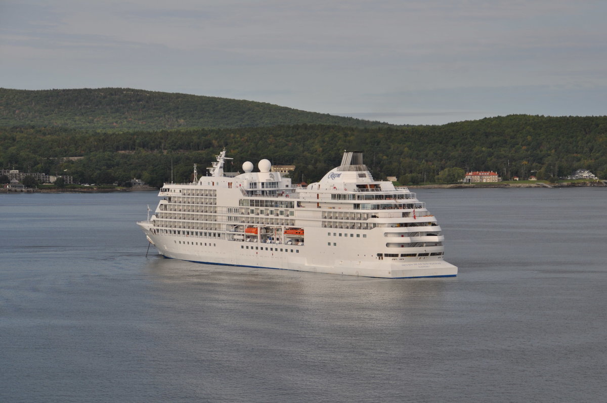 aufgenommen am 21.09.2018 in der Bucht von Bar Harbor/USA. die Seven Seas Navigator: IMO 9064126  