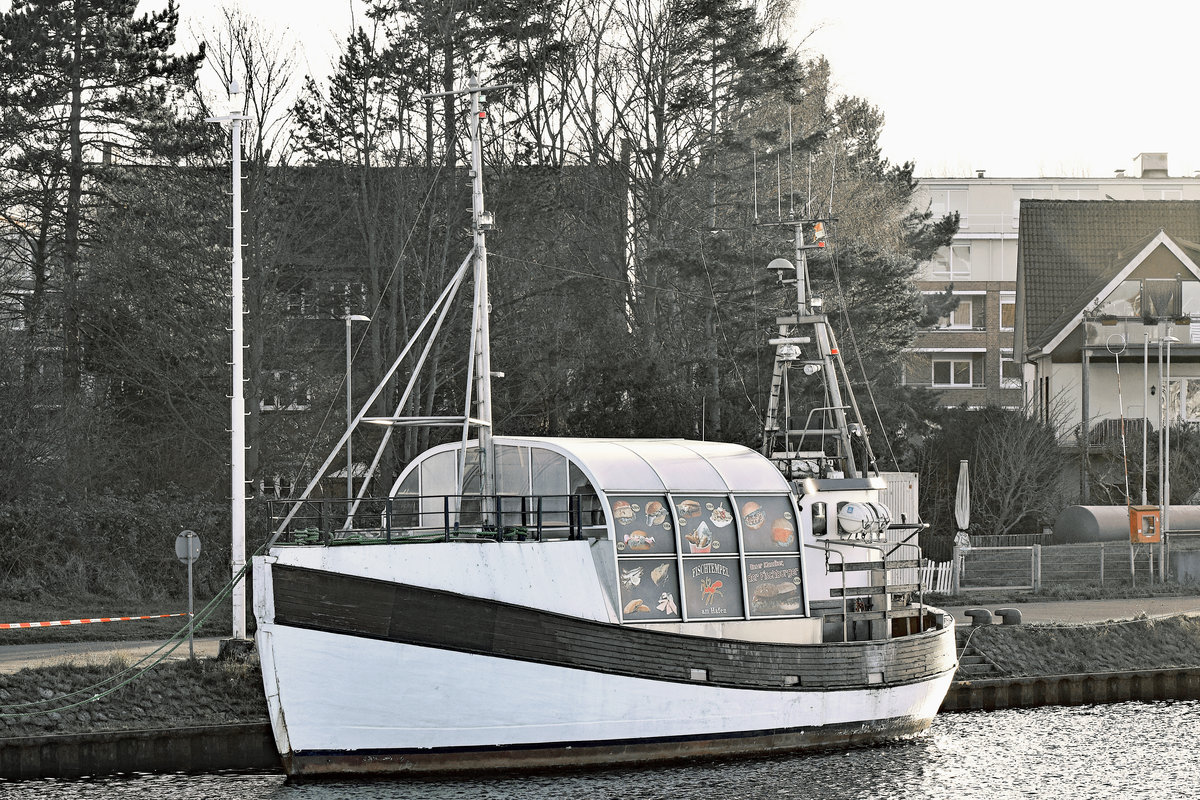 Augenscheinlich zurzeit inaktives ehemaliges Fischereifahrzeug, welches momentan (19.01.2020) auf der Priwall-Seite im Hafen von Lübeck-Travemünde liegt