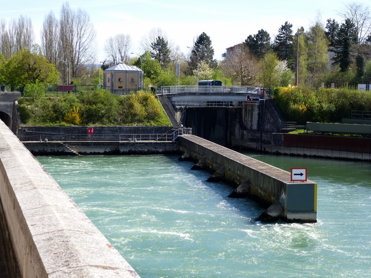 Augst im Kanton Basel, rechts die letzte Groschleuse am Hochrhein, links das Ausstrmbecken des Rheinkraftwerkes, April 2015