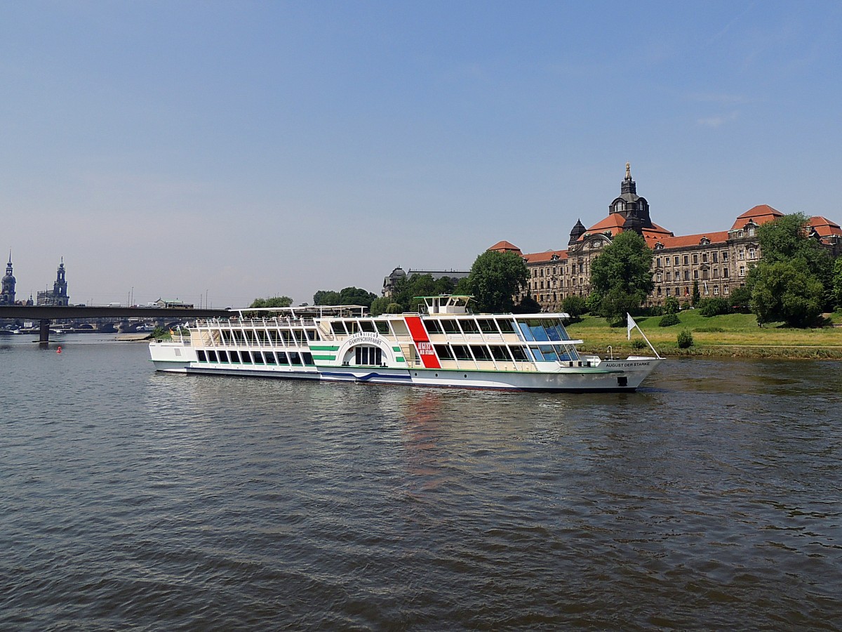 AUGUST d.STARKE, absolviert auf der Elbe bei Dresden eine Rundfahrt; 100610