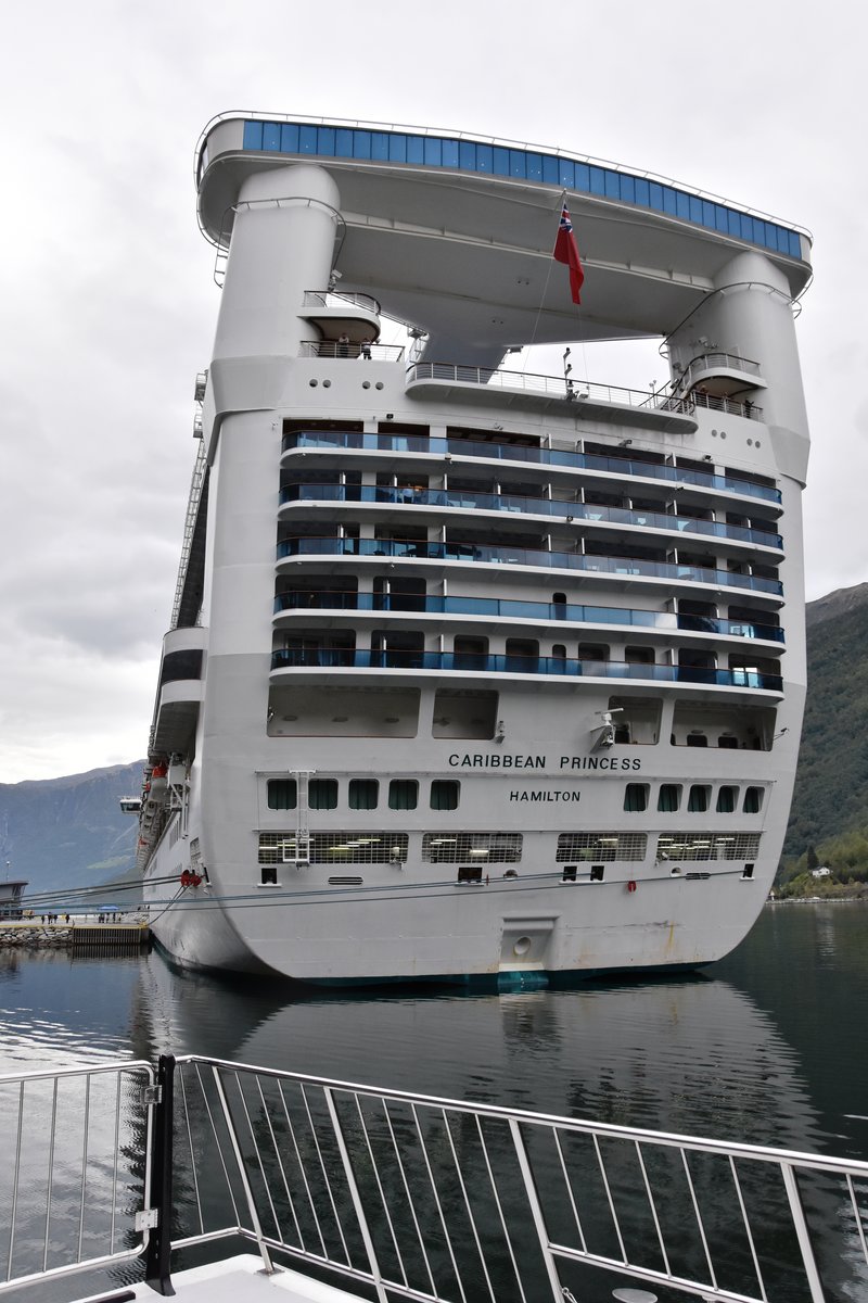 AURLAND (Provinz Sogn og Fjordane), 09.09.2016, Kreuzfahrtschiff Caribbean Princess in Flåm am Ende des Aurlandfjords, einem Teil des Sognefjords -- Baujahr: 2004 / Flagge: Bermuda / IMO/MMSI: 9215490/310423000