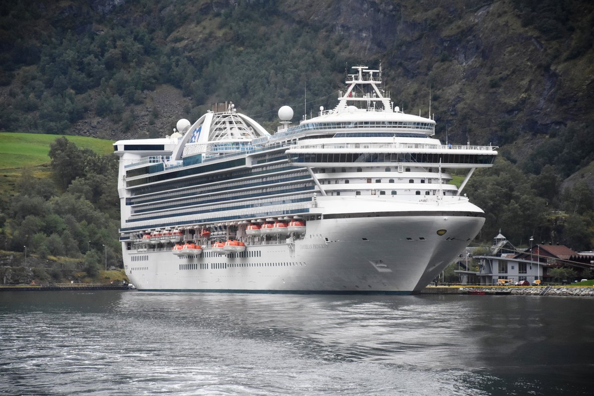 AURLAND (Provinz Sogn og Fjordane), 09.09.2016, Kreuzfahrtschiff Caribbean Princess in Flåm am Ende des Aurlandfjords, einem Teil des Sognefjords -- Baujahr: 2004 / Flagge: Bermuda / IMO/MMSI: 9215490/310423000