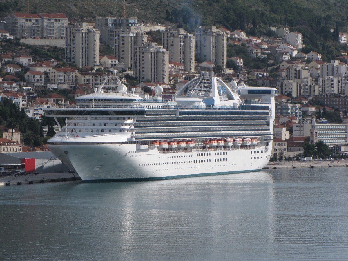 aus dem Archiv, die  Star Princess  beim Einlaufen in den Hafen von Dubrovnik am 12.11.2010